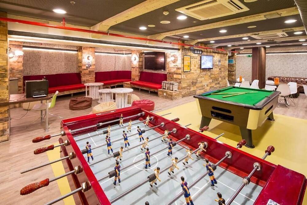 Bring the Whole Crew! Private bedrooms with ensuite bathrooms! in Barcelona Centre, Barcelona