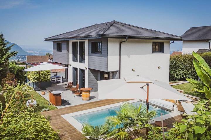 Location de vacances pour 8 personnes, avec Terrasse ainsi que Piscine et Vue à Cranves-Sales - 2