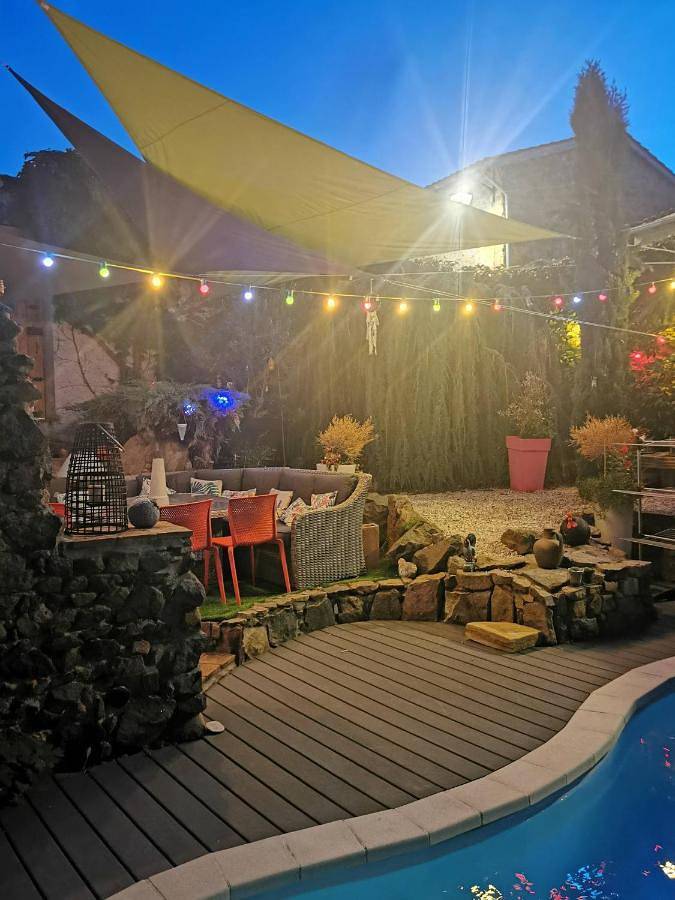 Location de vacances pour 8 personnes, avec jardin et piscine à Villerest - 2