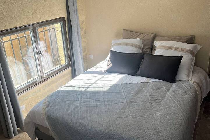 Appartement entier, Cocon en pierre au centre du village, toit terrasse et balnéo in Saint-Quentin-la-Poterie, Région de Nîmes