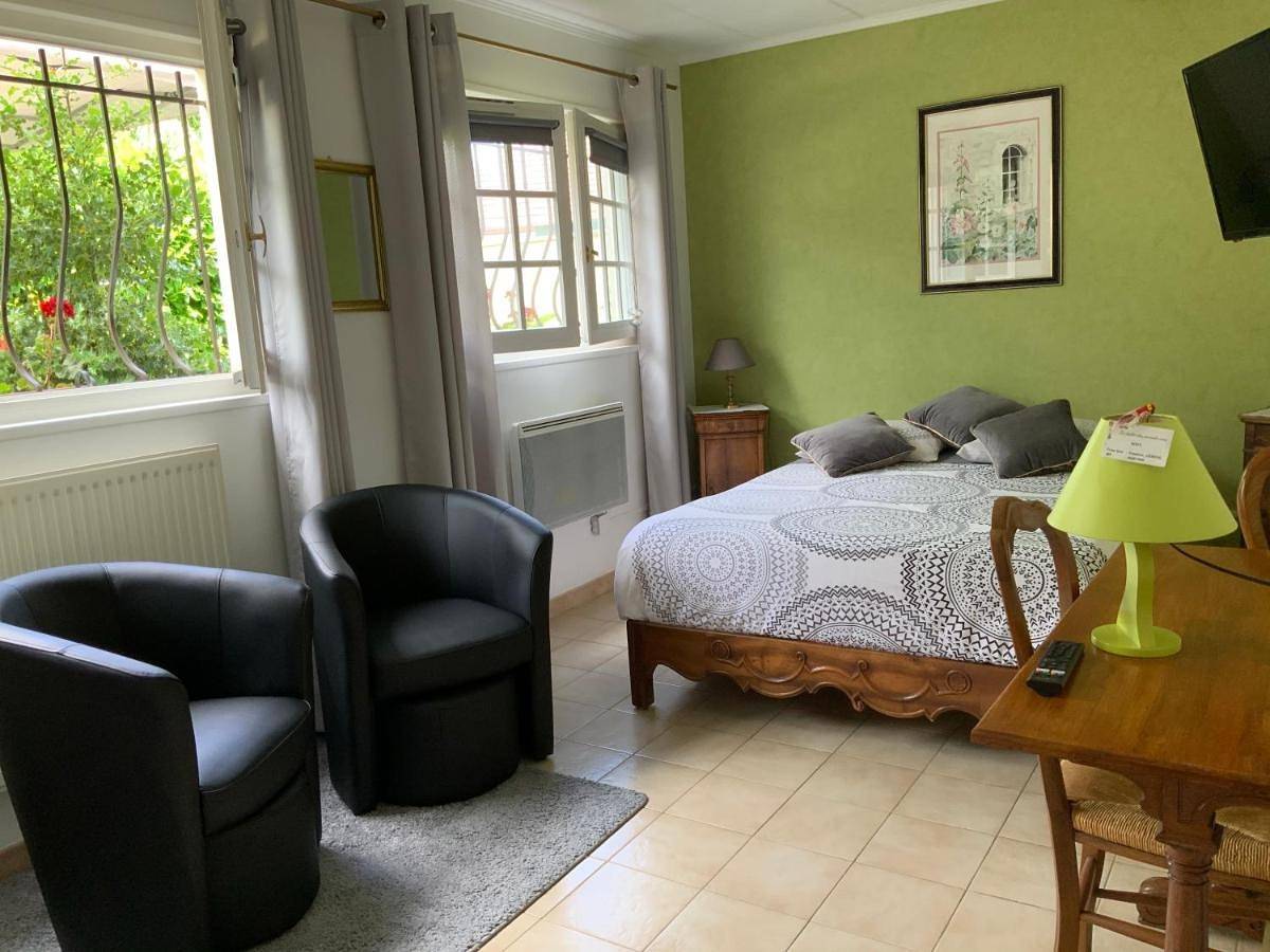 Double Room with Private Bathroom in Couchey, Région de Dijon