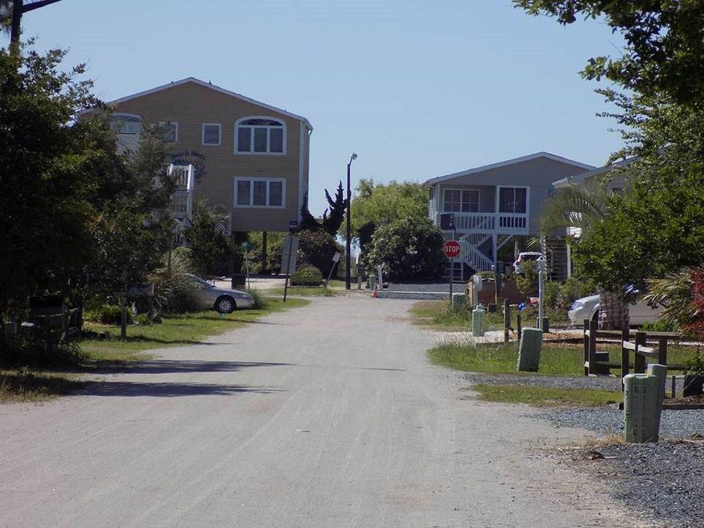 Wunderbare Lage, mitten auf der Insel! Kurzer Spaziergang zum Strand, Pier und Inselmarkt. in Sunset Beach (NC), Brunswick County