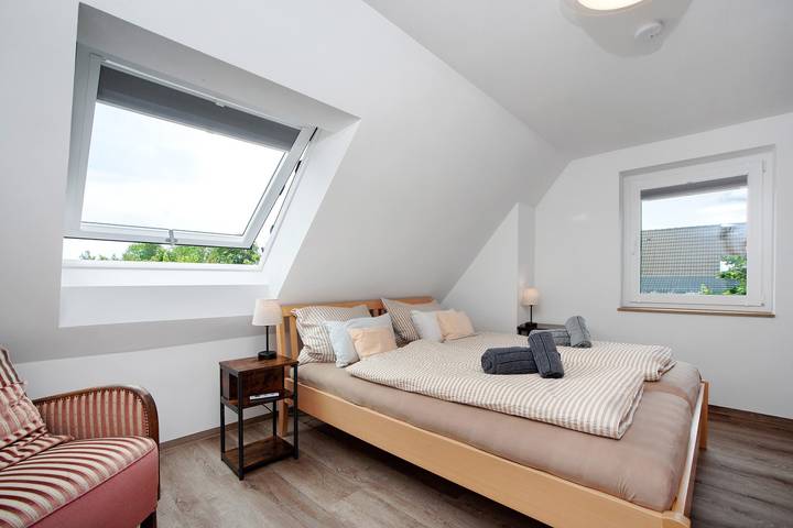 Entire apartment, Holiday Apartment 'Newly Renovated Attic Apartment' with Wi-Fi in Bad Wurzach, Region Bodensee-Oberschwaben