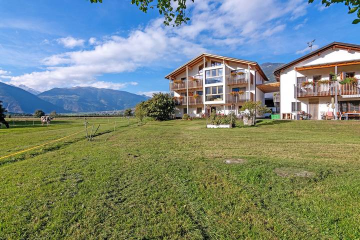 Entire studio, Studio Apartment 'Hausergut Topaz' with Mountain View, Shared Garden and Wi-Fi in Schluderns, Stilfser Joch National Park