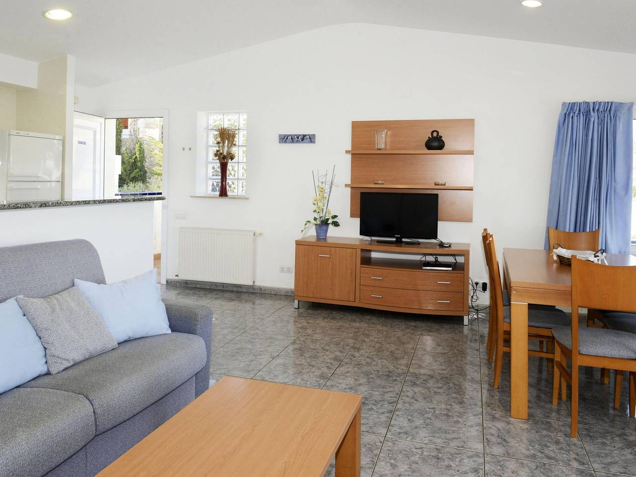 Apartamento entero, Vinya Farella 5 - Fantástico ático con gran terraza, vista al mar, garaje, satélite y wifi. in Llansá, Alt Empordà