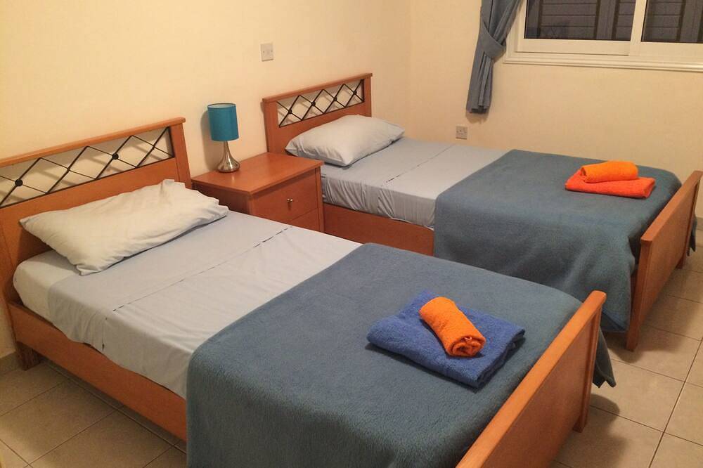 Luxury 3 Bed Semi Detached Villa with roof terrace. Free Air Con, Wi-Fi & Tv in Paphos, South Cyprus