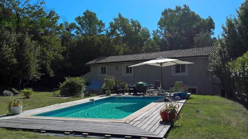 Location de vacances pour 7 personnes, avec terrasse ainsi que vue et piscine à Saint-Marcel-lès-Valence
