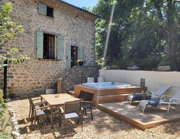 Gîte pour 6 personnes, avec jacuzzi ainsi que jardin et piscine à Saint-Hippolyte-du-Fort