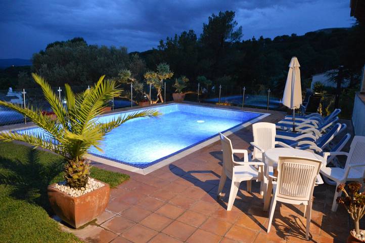 Villa 'Estrella' con vistas a la montaña, Wi-Fi y aire acondicionado in Urbanització Torre Vella, Torroella de Montgrí