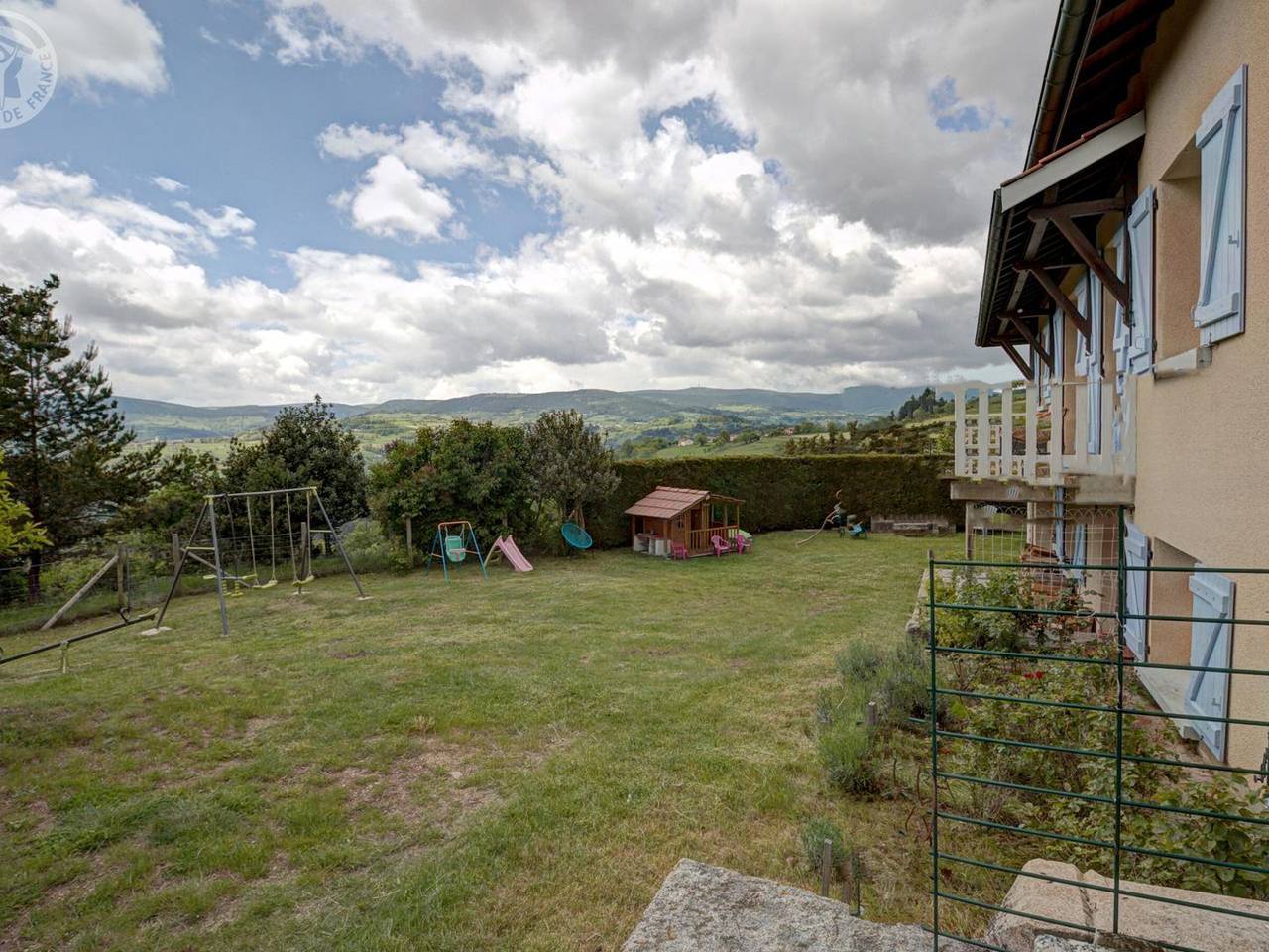 Maison lumineuse avec jardin, garage, jeux extérieurs, animaux acceptés in Saint-Georges-en-Couzan, Montbrison