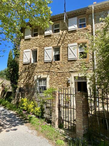 Gîte pour 6 personnes, avec terrasse et jardin à Évenos