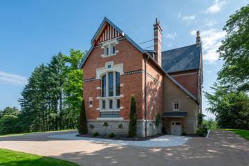 Gîte pour 14 personnes, avec vue sur le lac ainsi que jardin et terrasse dans l' Ain