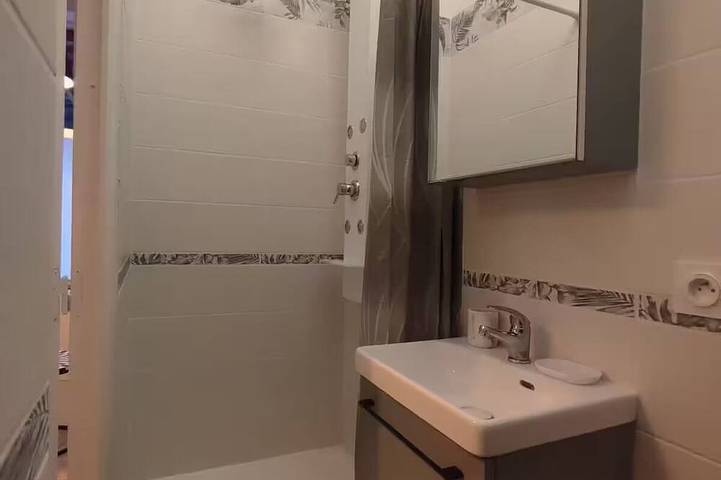 Apartamento entero, Small studio apartment right in the heart of downtown Meaux, with the train station less than a 10-minute walk away in Meaux, Sena y Marne