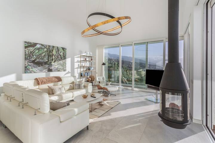 Villa 'Crystal Ocean Villa' with Sea View, Heated Pool & Wi-Fi in El Sauzal, North Tenerife