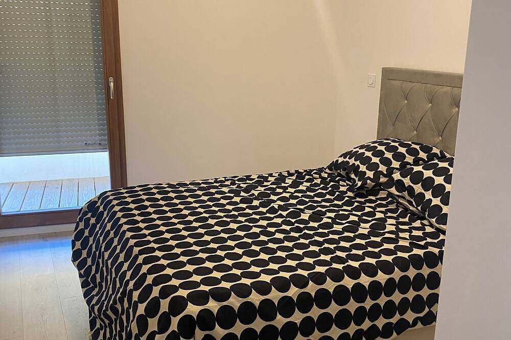 Entire apartment, New apartment with parking. La Défense near Rer and Paris. Rooftop in Nanterre, Hauts-de-Seine