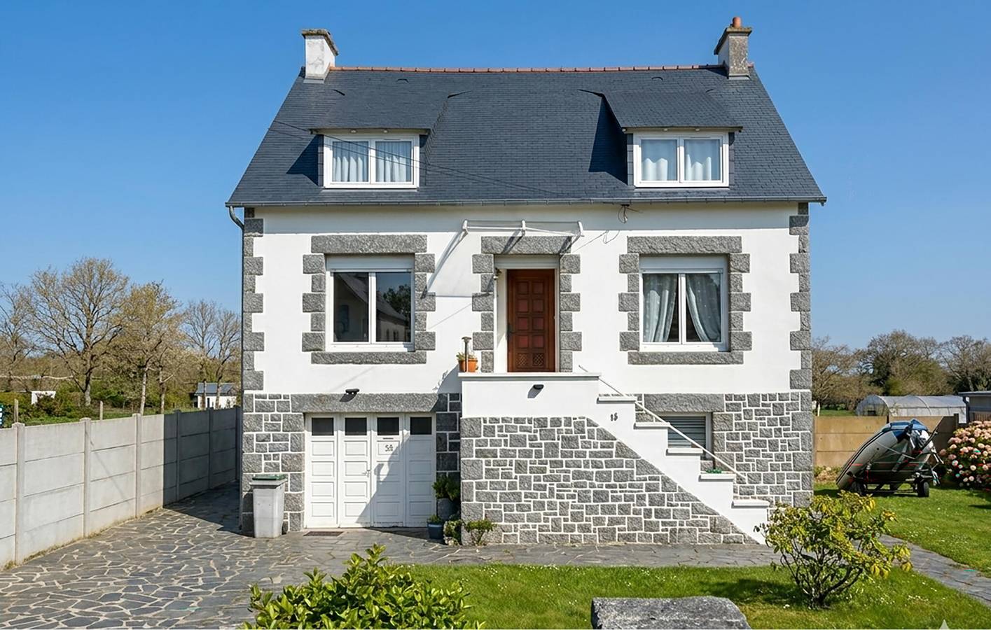 Entire holiday apartment, Charming Apartment Near Coast & City Center with Garden & Parking in Pleubian, Pink Granite Coast