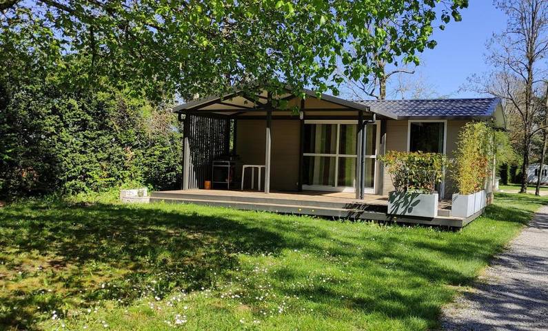 Camping pour 2 personnes, avec jardin et terrasse ainsi que piscine et vue