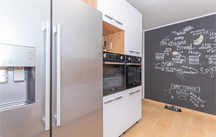 Geräumige 2-Zimmer-Wohnung mit Pool und WLAN in Küstennähe in Sibenik, Šibenik-Knin