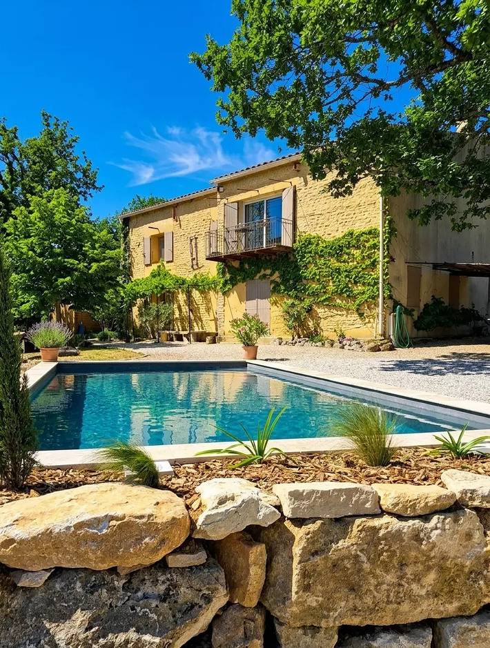 Gîte pour 6 personnes, avec terrasse ainsi que jardin et piscine à Murs