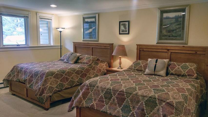 Vacation rental for 10 people, with pool and yard as well as sauna and hot tub in Avon