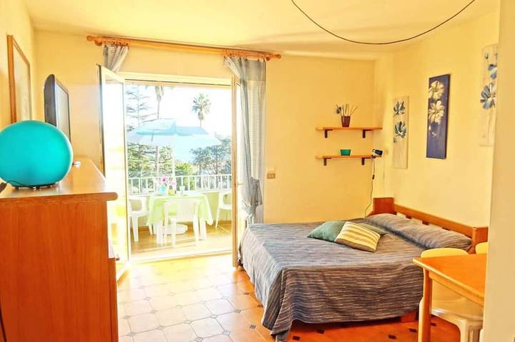 Appartement entier, Studio avec balcon et vue mer à 50 mètres de la mer in Santo Stefano al Mare, Riviera di Ponente