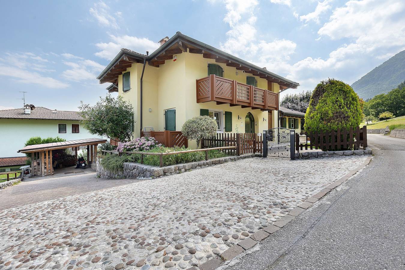 Camera Viola con vista montagna, giardino in comune e Wi-Fi in Bivedo-Larido-Marazzone, Bleggio Superiore
