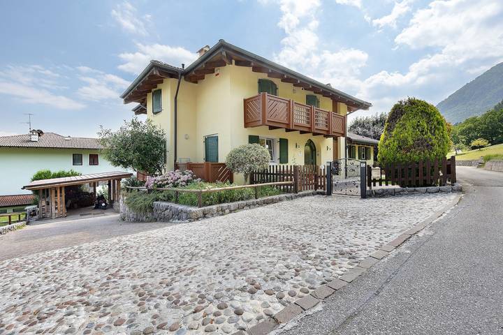 Viola Room with Mountain View, Shared Garden, and Wi-Fi in Bivedo-Larido-Marazzone, Bleggio Superiore