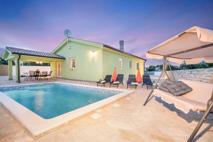 Appartement de vacances pour 6 personnes, avec piscine et jardin, animaux acceptés