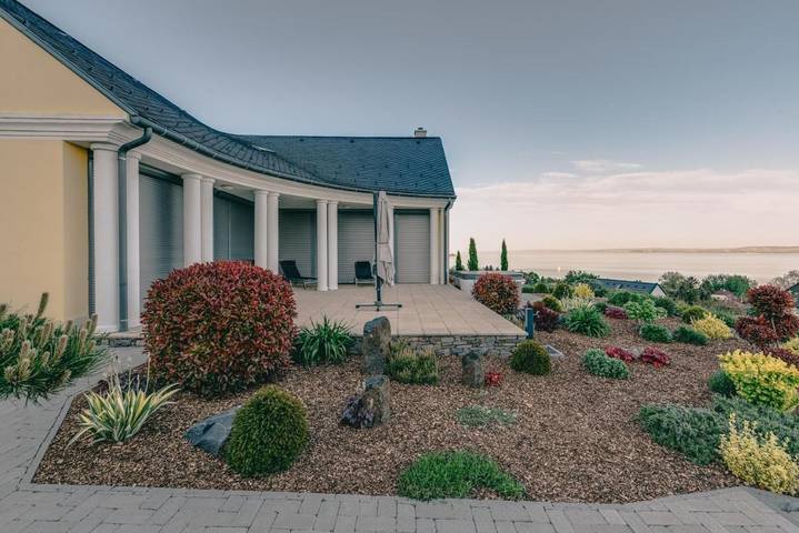 Ferienhaus für 8 Personen, mit Whirlpool und Terrasse sowie Garten und Pool in Badacsonytomaj