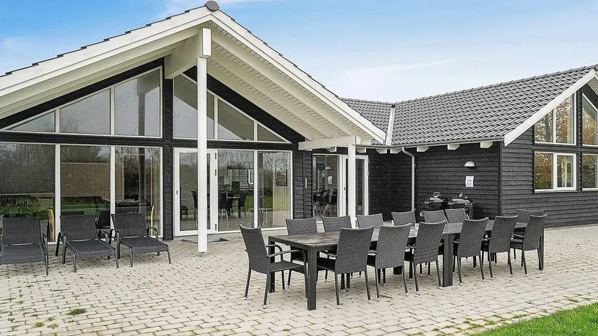 Ferienhaus für 17 Personen, mit Whirlpool und Terrasse sowie Pool und Sauna in Olpenitz