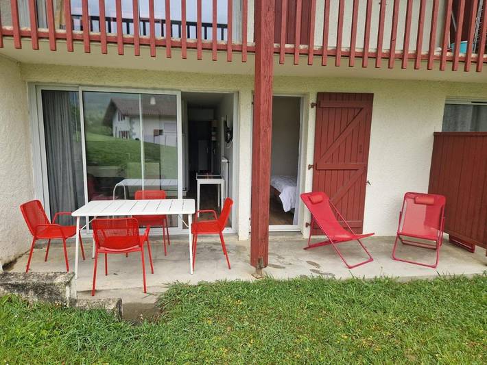 Gîte pour 4 personnes, avec piscine ainsi que vue et jardin à Souraïde - 3