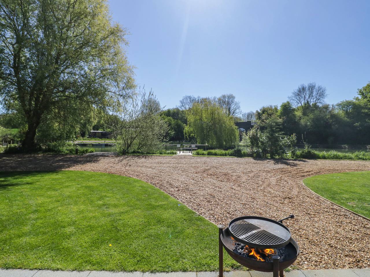 Acorn Lodge At Bridge Lake Farm &amp; Fishery in Oxfordshire