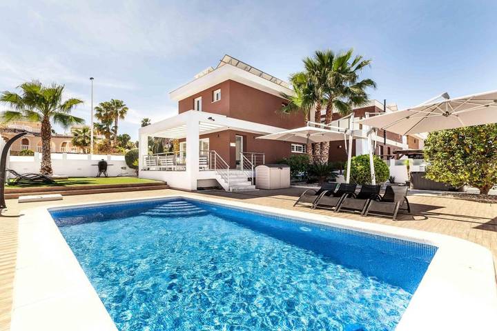 Villa voor 12 personen, with Whirlpool and Terras as well as Tuin and Kinderzwembad in Gran Alacant