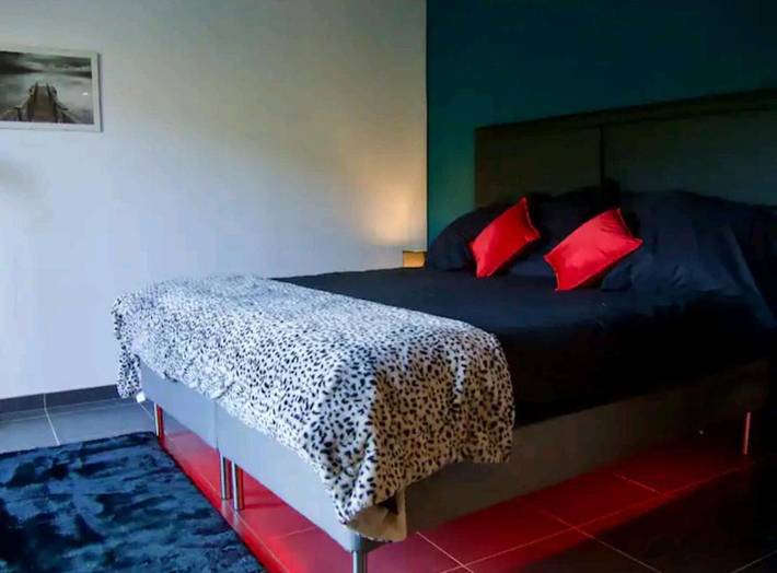 Gîte pour 2 personnes, avec terrasse ainsi que jardin et vue dans Genilac