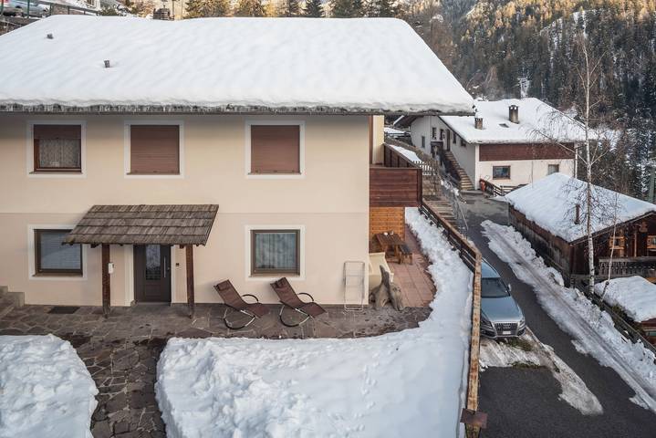 Appartamento intero, Accogliente appartamento "Ulrica" con vista sulle montagne, Wi-Fi, balcone e terrazza in Rainelles, Ortisei