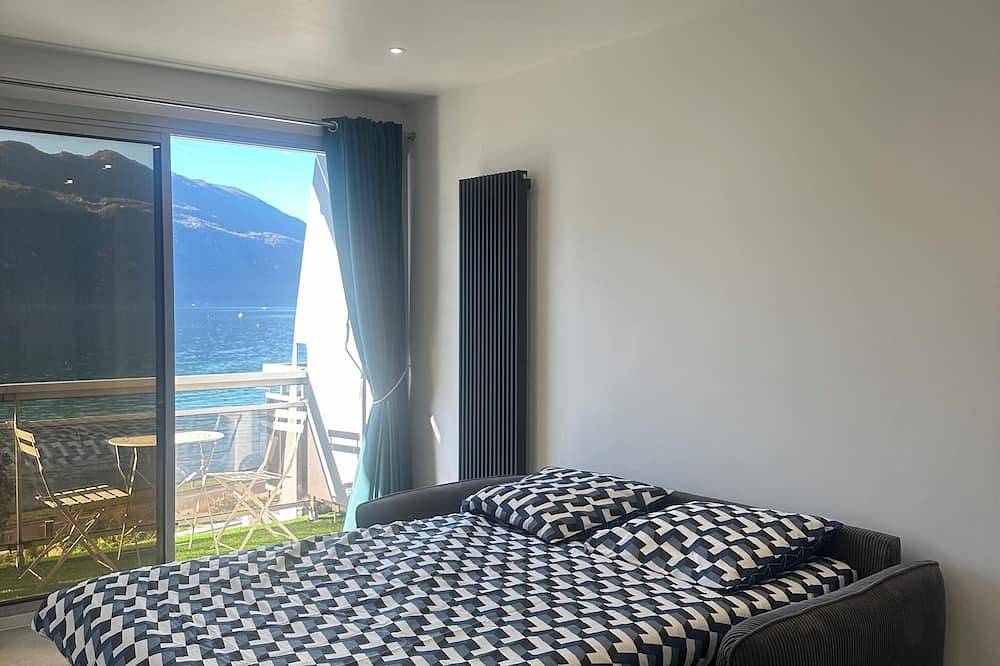 Appartement entier, Magnifique appartement vue lac du Bourget et pied dans l’eau (20 mètres) in Tresserve, Région de Chambéry