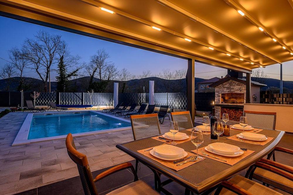 Luxury Villa with Private Pool in Dalmatinisches Zagora