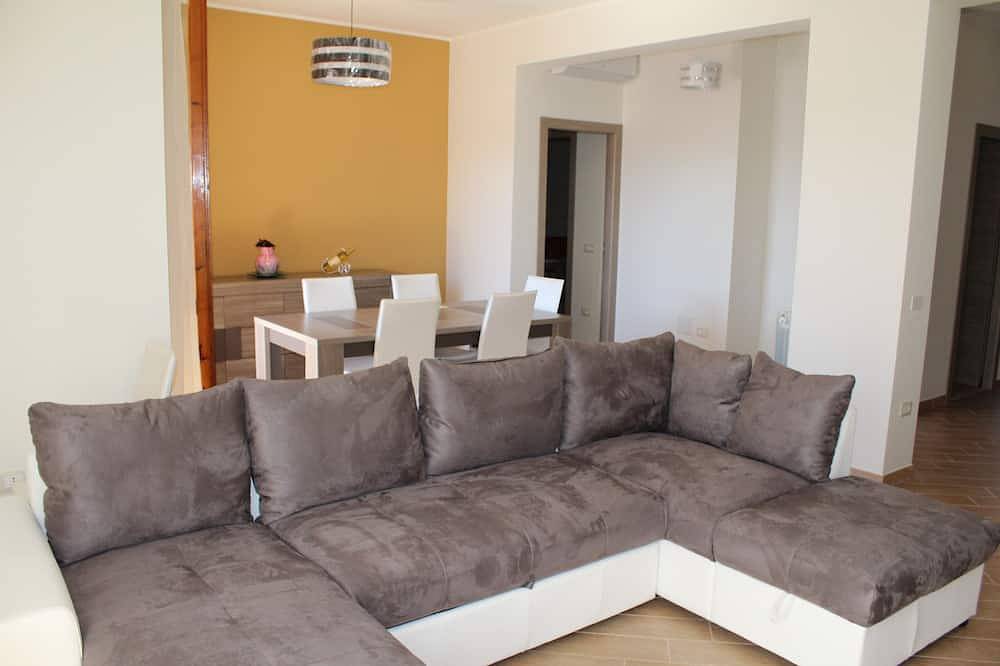Ganze Wohnung, Helle, geräumige und komfortable Wohnung in der 4. und obersten Etage im Poetto-Viertel in Cagliari, Campidano