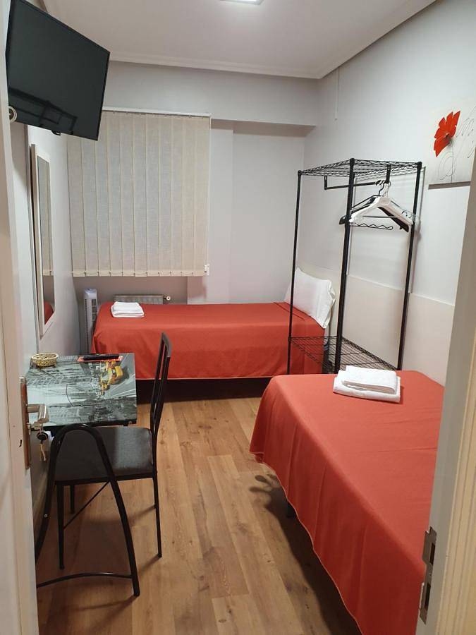 Twin Room with Shared Toilet in Logroño, La Rioja Province
