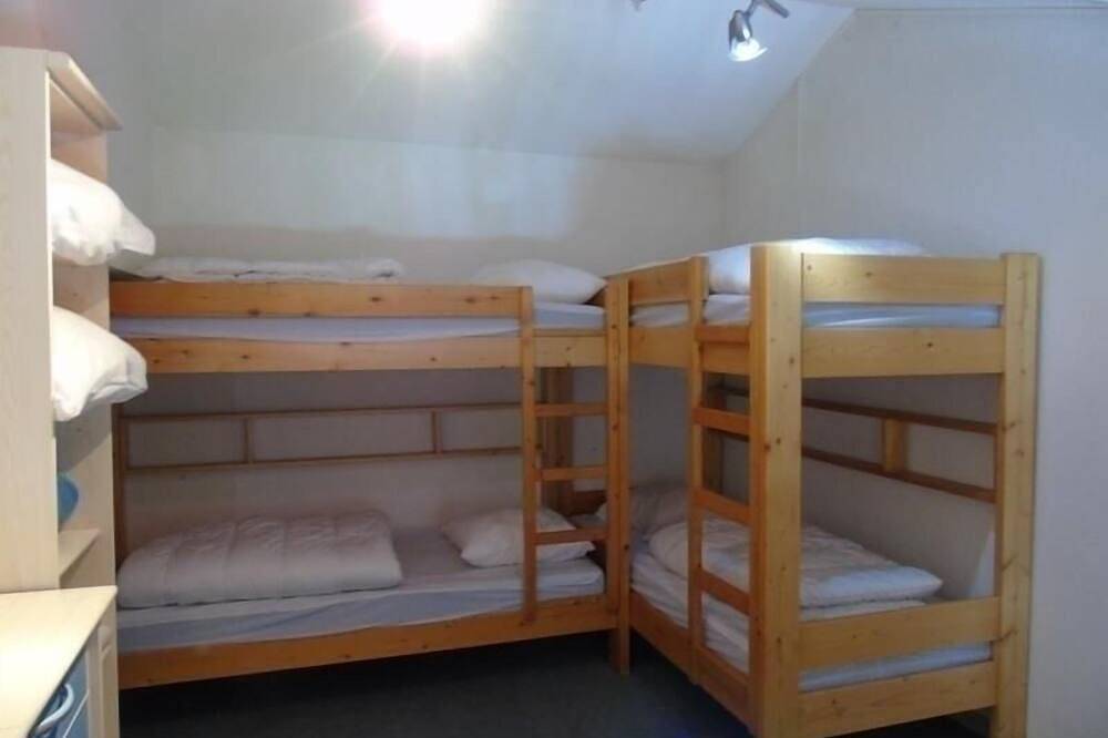 Entire apartment, Cozy 2-Room Mezzanine Apartment for 4 near Ski Lifts and Shops, South-Facing Balcony in Valfréjus, Modane