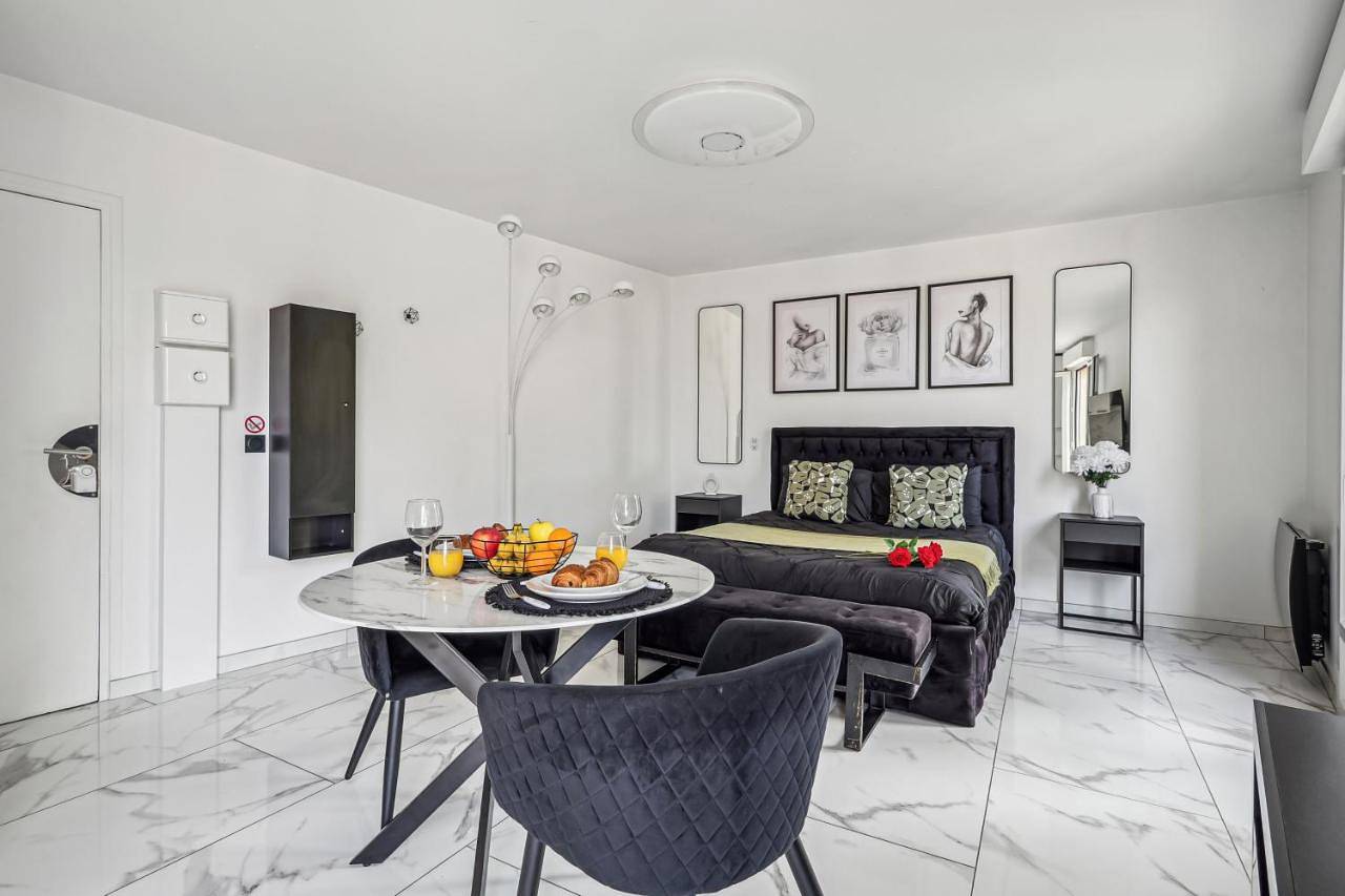 Appartement entier, Studio avec jacuzzi & vue sur le parc Soubiran in Dammarie-les-Lys, Seine-et-Marne