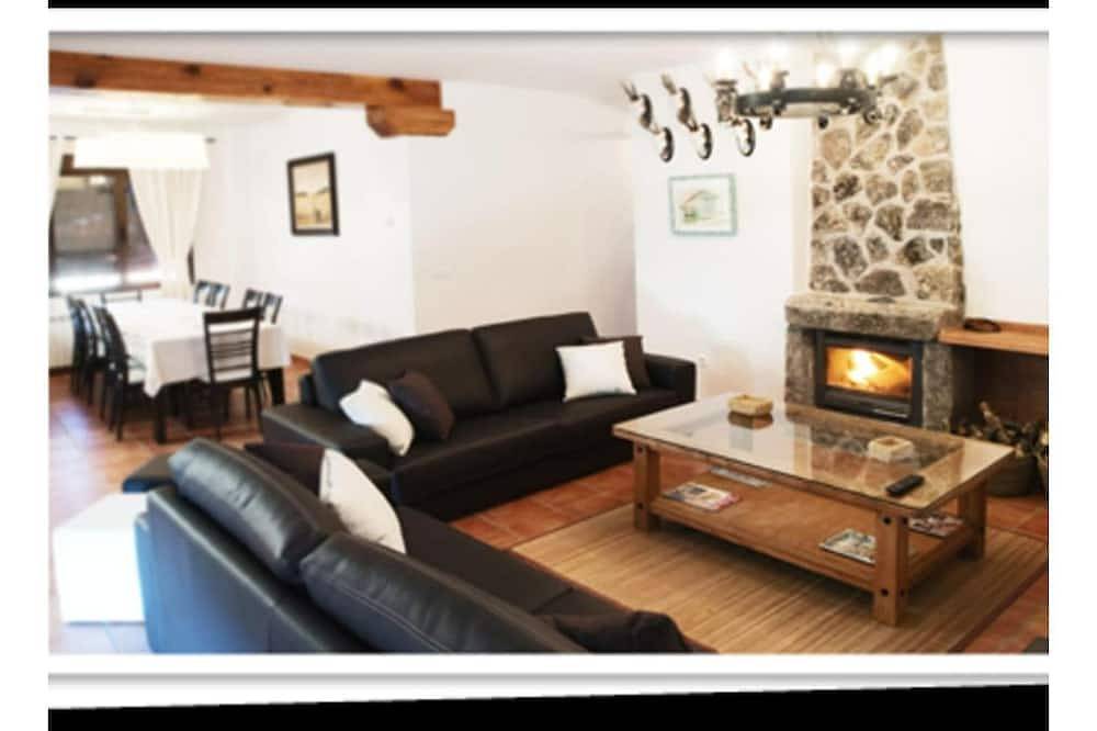 Valdebruna Ii and Gredos Houses in Navaluenga, Valle del Alberche