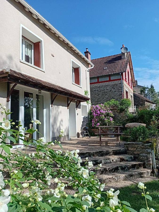 Location de vacances pour 9 personnes, avec Terrasse ainsi que Jardin et Vue à Jouac