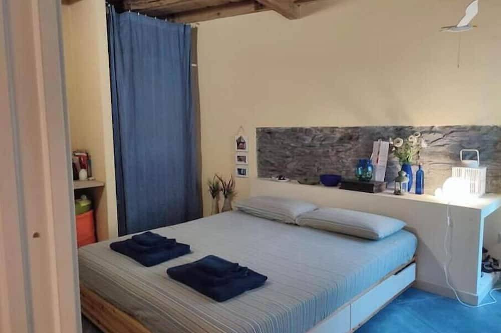 Entire apartment, At Olga's House - Authentic Refuge in the Hills of the Cinque Terre in Volastra, Riomaggiore Municipality