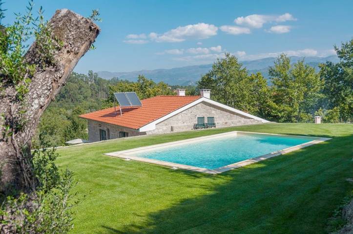 Maison de campagne pour 2 personnes, avec Terrasse et Jardin ainsi que Piscine et Vue dans Souto e Tabaçô