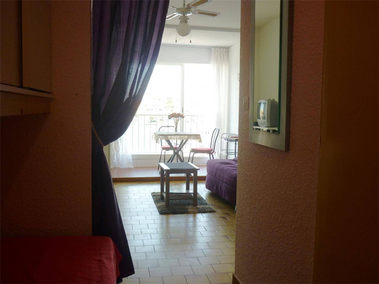 Entire studio, Cozy studio with loggia and private parking - Near port and shops in Gruissan (Ville), Gruissan
