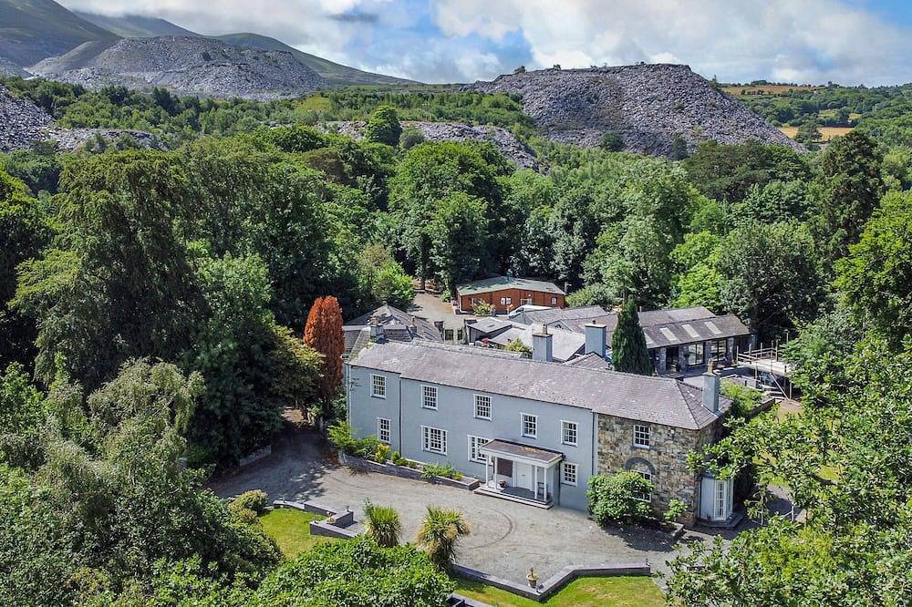 Bryn Derwen, haustierfreundlich, mit Whirlpool in Bethesda, in Snowdonia