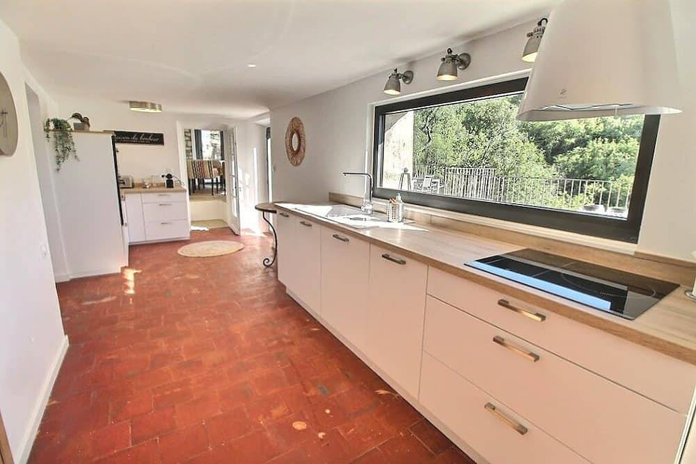 Magnificent Restored Mas With View On The Heights Of Venasque in Venasque, Parc naturel régional du Mont-Ventoux