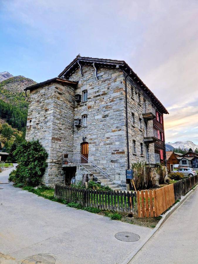 Ferienwohnung für 6 Personen, mit Balkon und Terrasse sowie Ausblick in Randa