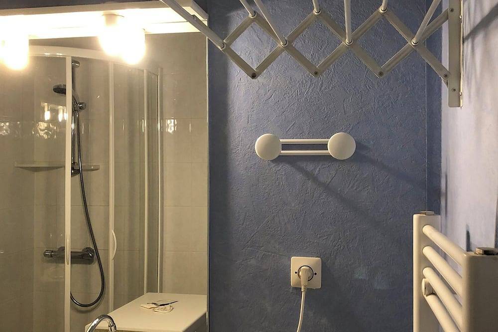 Entire apartment, T2 43m2 very bright, close to shops, private parking, janitor in Bagnoles-de-l'Orne, Parc naturel régional Normandie-Maine